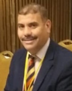الأستاذ الدكتور عبد الله محمد لا طرش
أستاذ التعليم العالي في الدراسات الأدبية والحضارية بـ "جامعة تندوف" — الجمهورية الجزائرية الديمقراطية الشعبية.
🎓 المَسَارُ الأَكَادِيمِيُّ وَالشَّهَادَات
دكتوراه علوم: في تخصص الأدب العربي (أطروحة: المخيال الشّعبي في شعر عمر بهاء الدين الأميري) — جامعة تلمسان (2015م).
شهادة ما بعد التدرج المتخصص (PGS): في إدارة الأعمال — كلية العلوم الاقتصادية، جامعة تلمسان (2005م).
🏛️ الرُّتَبُ العِلْمِيَّةُ وَالوَظَائِف
أستاذ جامعي ممارس منذ عام 2004م في عدد من الجامعات الجزائرية العريقة (جامعة بشار، جامعة تلمسان، وجامعة تندوف).
شغل منصب مدير معهد اللغة والأدب العربي بالمركز الجامعي "علي كافي" بتندوف (2019 - 2021م).
يتولى حالياً مسؤولية فريق التكوين بمعهد اللغة والأدب العربي في جامعة تندوف (منذ جوان 2022م وإلى اليوم).
📚 النَّشَاطُ العِلْمِيُّ وَالإنْتَاجُ المَعْرِفِي
الكتب والإصدارات المؤثرة: صدر له كتابان بارزان في الحقل الأكاديمي:
نظرية الأدب.
مصادر اللغة والأدب والنقد.
الإشراف والتحكيم: عضو مناقش ومشرف على عشرات أطروحات الدكتوراه ومذكرات الماستر، ومشارك رئيس في ملتقيات وطنية ودولية داخل الجزائر وخارجها.
الخبرة التحريرية: يشغل منصب مساعد رئيس تحرير في مجلتين علميتين مصنفتين وهما: مجلة "إشكالات" (جامعة تمنراست)، ومجلة "لغات وثقافات" (جامعة أدرار).
الكتابة الفكرية والثقافية: كاتب ومحلل بارز في قضايا النهضة والفعل الحضاري بـ "مركز الصفوة للدراسات الحضارية"، وكاتب مقالات رأي وثقافة في صحف عربية يومية مثل جريدة "الجنوب الكبير" الجزائرية، ويومية "الهوادي" السودانية.